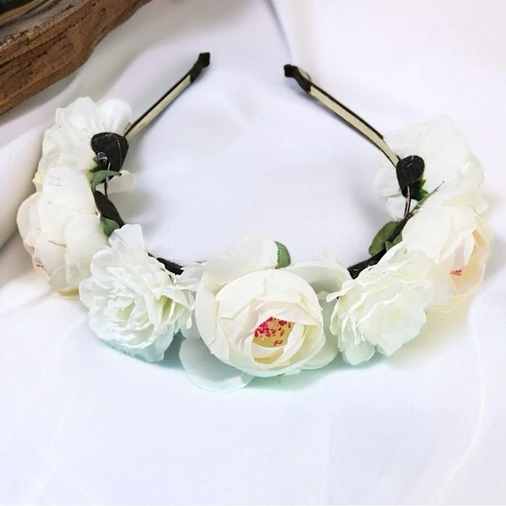 Blooming Beauty: White Flower Headband for the Perfect Boho Chic Look! NWOT